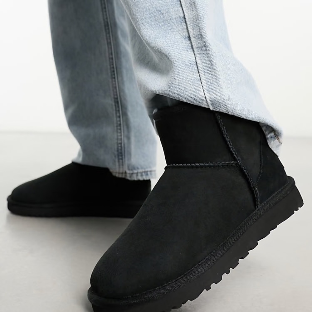 UGG CLASSIC MINI II BOOTS IN BLACK 5 US New without box